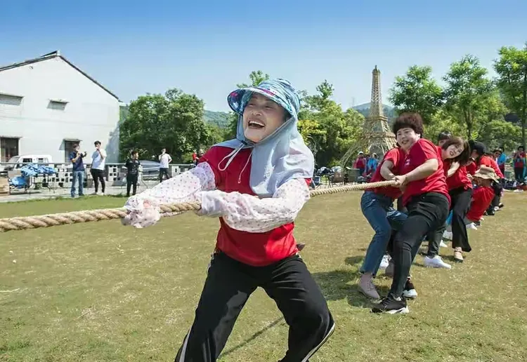 包含千钧一发：球员们勇往直前，成功获得胜利的词条